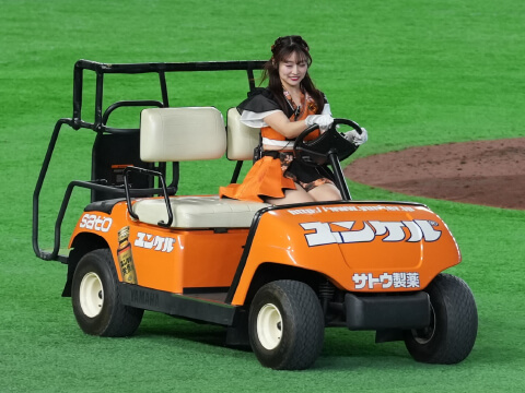 サトちゃんカーでヒーロー選手をインタビューボードまでけん引!
