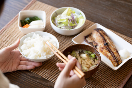 睡眠と食事による疲労回復の重要性